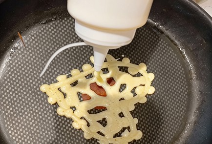 Фото шага рецепта Ажурные блины в форме сердца для романтического завтрака 191290 шаг 7