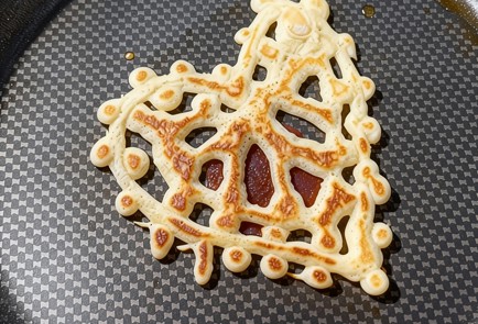 Фото шага рецепта Ажурные блины в форме сердца для романтического завтрака 191290 шаг 8