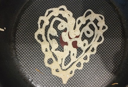 Фото шага рецепта Ажурные блины в форме сердца для романтического завтрака 191290 шаг 9