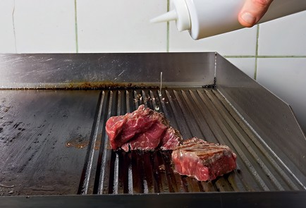 Фото шага рецепта Азиатский салат из говядины с кунжутной заправкой 18596 шаг 1  