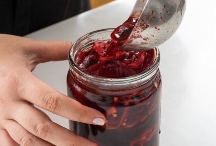 Фото шага рецепта Азиатский салат из маринованной свеклы с кунжутом 151338 шаг 4  