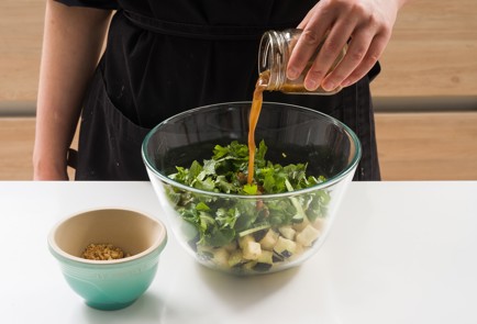 Фото шага рецепта Азиатский салат с хрустящими баклажанами кинзой  и арахисом 152408 шаг 10  