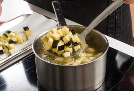 Фото шага рецепта Азиатский салат с хрустящими баклажанами кинзой  и арахисом 152408 шаг 3  