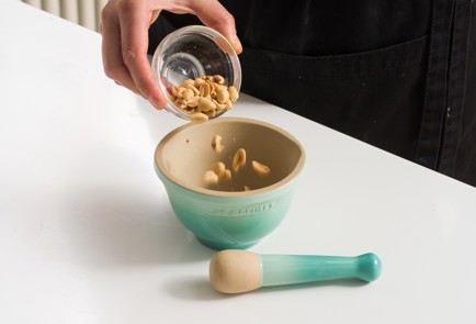 Фото шага рецепта Азиатский салат с хрустящими баклажанами кинзой  и арахисом 152408 шаг 9  