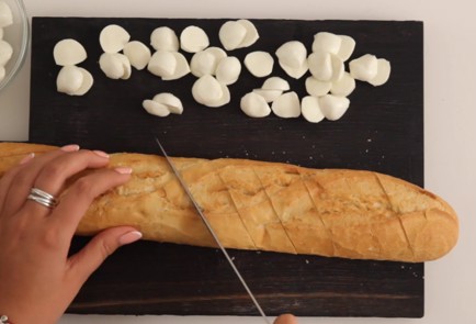 Фото шага рецепта Багет с моцареллой и песто 69684 шаг 1  