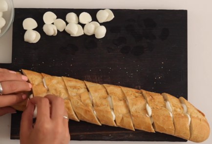 Фото шага рецепта Багет с моцареллой и песто 69684 шаг 2  