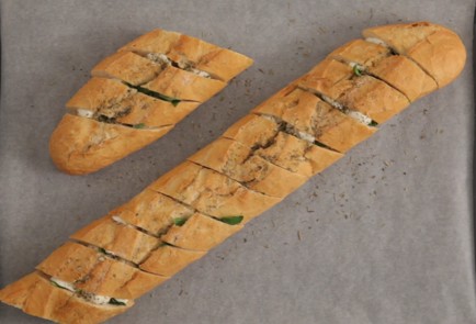 Фото шага рецепта Багет с моцареллой и песто 69684 шаг 3  