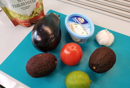 Фото шага рецепта Баклажановый сэндвич с авокадо 151107 шаг 1  