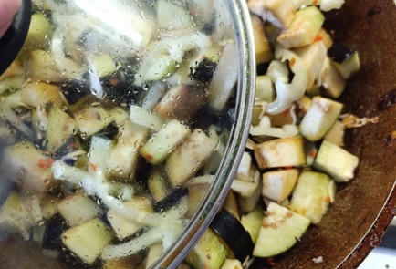 Фото шага рецепта Тушеные баклажаны с перцем и шпинатом 190638 шаг 10  