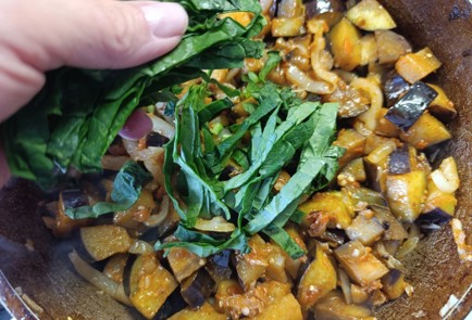 Фото шага рецепта Тушеные баклажаны с перцем и шпинатом 190638 шаг 13  