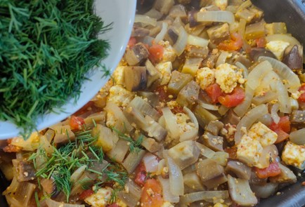 Фото шага рецепта Запеченные баклажаны с помидором луком и домашним сыром 174820 шаг 19  