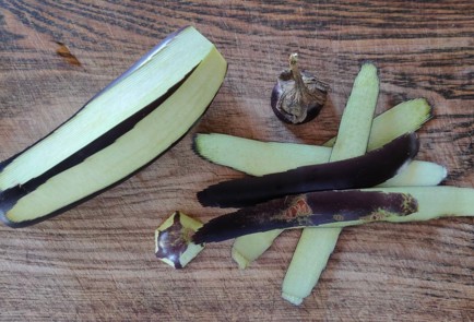 Фото шага рецепта Запеченные баклажаны с помидором луком и домашним сыром 174820 шаг 2  