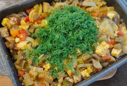 Фото шага рецепта Запеченные баклажаны с помидором луком и домашним сыром 174820 шаг 20  