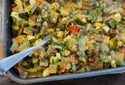 Фото шага рецепта Запеченные баклажаны с помидором луком и домашним сыром 174820 шаг 21  