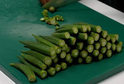 Фото шага рецепта Бамия на сковороде 151189 шаг 1  