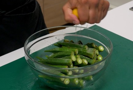 Фото шага рецепта Бамия на сковороде 151189 шаг 2  