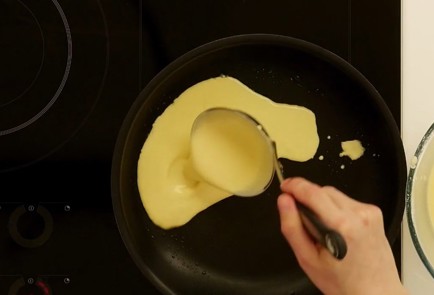 Фото шага рецепта Вьетнамский блинчик баньсео 125292 шаг 8  