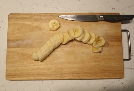 Фото шага рецепта Банановое какао с маршмеллоу взбитыми сливками и шоколадом 191289 шаг 1