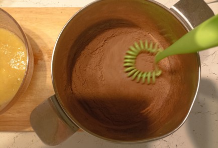 Фото шага рецепта Банановое какао с маршмеллоу взбитыми сливками и шоколадом 191289 шаг 6