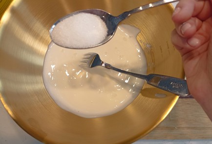 Фото шага рецепта Банановые оладушки 191323 шаг 3  