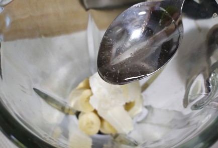 Фото шага рецепта Молочный коктейль с бананом 190342 шаг 4  