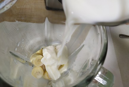 Фото шага рецепта Молочный коктейль с бананом 190342 шаг 5  