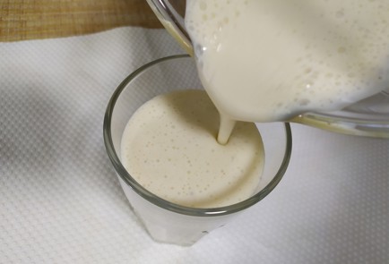 Фото шага рецепта Молочный коктейль с бананом 190342 шаг 7  