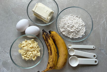 Фото шага рецепта Банановый пирог с белым шоколадом 186993 шаг 1  