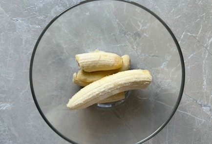 Фото шага рецепта Банановый пирог с белым шоколадом 186993 шаг 2  