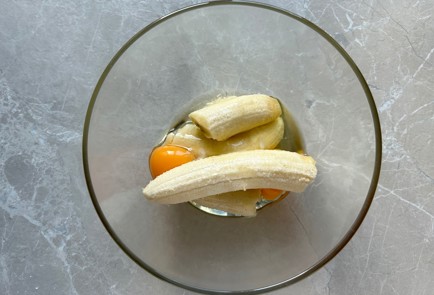 Фото шага рецепта Банановый пирог с белым шоколадом 186993 шаг 3  