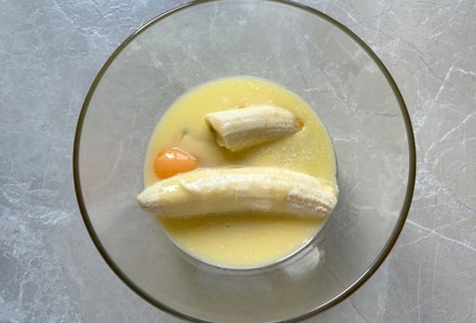 Фото шага рецепта Банановый пирог с белым шоколадом 186993 шаг 5  