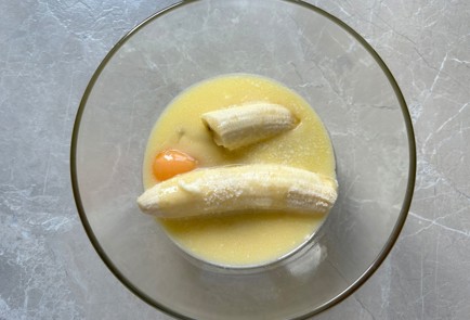 Фото шага рецепта Банановый пирог с белым шоколадом 186993 шаг 6  