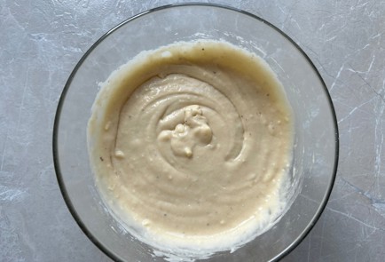 Фото шага рецепта Банановый пирог с белым шоколадом 186993 шаг 9  