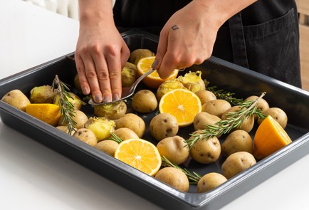 Фото шага рецепта Баранина в духовке с черносливом по рецепту Джейми Оливера 151799 шаг 2  