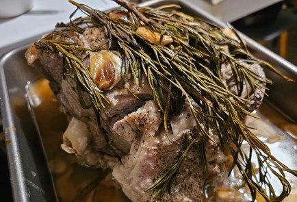 Фото шага рецепта Баранина запеченная с розмарином 175641 шаг 10