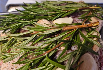 Фото шага рецепта Баранина запеченная с розмарином 175641 шаг 7