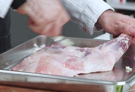 Фото шага рецепта Баранья нога в духовке 153096 шаг 2  