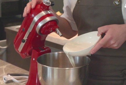 Фото шага рецепта Баскский чизкейк с творогом 186377 шаг 2  