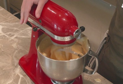 Фото шага рецепта Баскский чизкейк с творогом 186377 шаг 4  