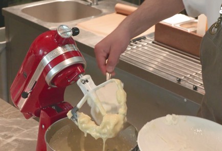 Фото шага рецепта Баскский чизкейк с творогом 186377 шаг 5  