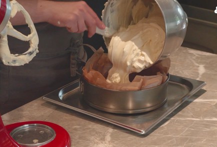 Фото шага рецепта Баскский чизкейк с творогом 186377 шаг 6  