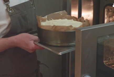 Фото шага рецепта Баскский чизкейк с творогом 186377 шаг 7  