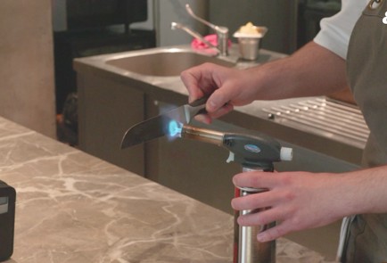 Фото шага рецепта Баскский чизкейк с творогом 186377 шаг 9  