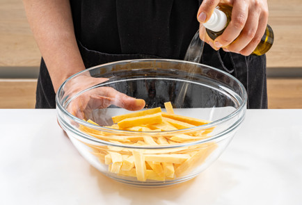 Фото шага рецепта Батат фри в аэрогриле 189334 шаг 3  