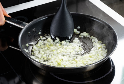 Фото шага рецепта Батат в духовке с овощами и зеленым соусом 191258 шаг 2  