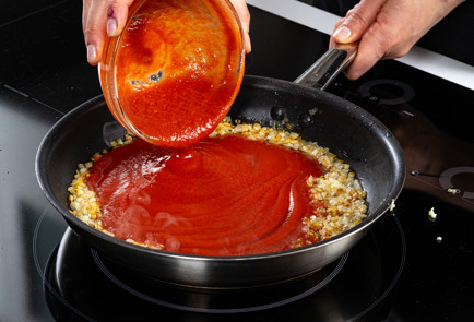 Фото шага рецепта Батат в духовке с овощами и зеленым соусом 191258 шаг 4  