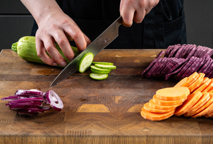 Фото шага рецепта Батат в духовке с овощами и зеленым соусом 191258 шаг 5  