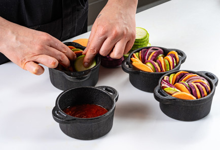 Фото шага рецепта Батат в духовке с овощами и зеленым соусом 191258 шаг 6  