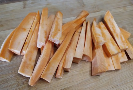 Фото шага рецепта Батат запеченный дольками в специях 189138 шаг 2  