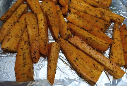 Фото шага рецепта Батат запеченный дольками в специях 189138 шаг 7  